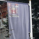 Вертикално окачене заставе у испред Градске куће у Нишу